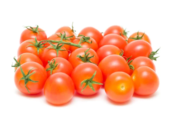 Kirschtomaten aus nächster Nähe. weißer Hintergrund. — Stockfoto