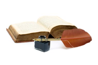 InkWell, kalem ve beyaz arka plan üzerine açık kitap