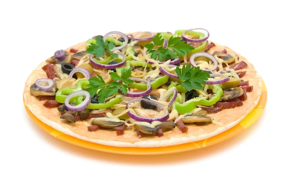 Beyaz zemin üzerinde bir tabakta lezzetli pizza — Stok fotoğraf