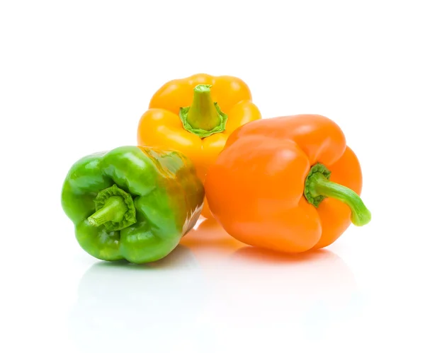 Mogen paprika på vit bakgrund med eftertanke närbild — Stockfoto