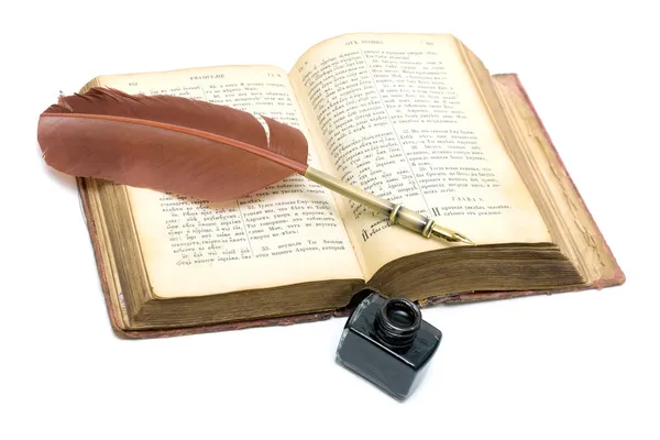 eski kitap - eski Rus dilinde İncil'i açın. Beyaz arka plan.