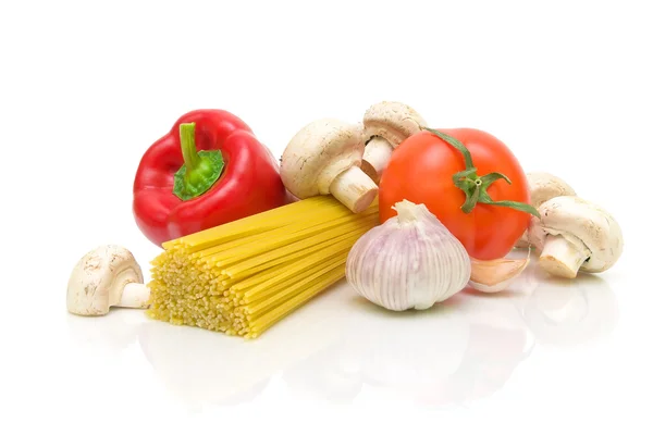 Špagety, hub a zeleniny na bílém pozadí — Stock fotografie