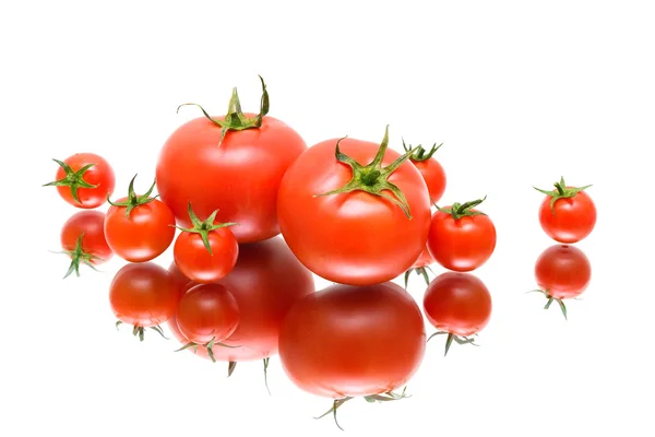 Tomates close up com reflexão sobre o fundo branco — Fotografia de Stock