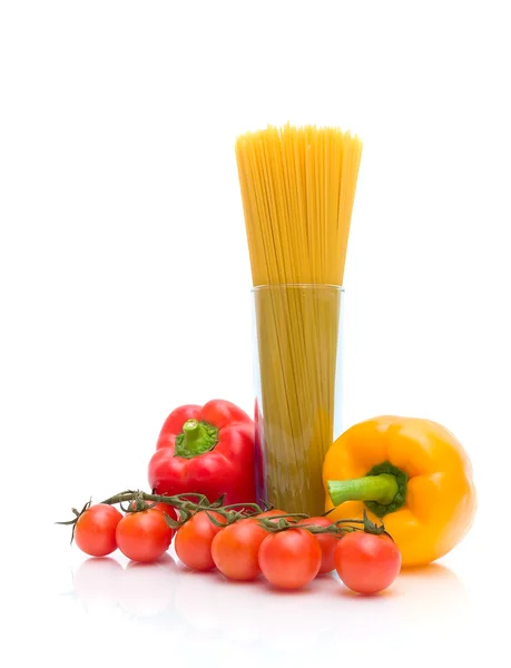 Pomodorini, peperoni dolci, spaghetti su fondo bianco — Foto Stock