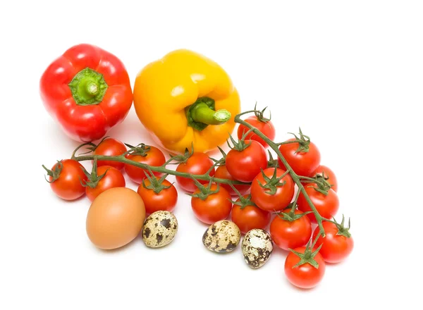 Grönsaker och ägg isolerad på vit bakgrund — Stockfoto