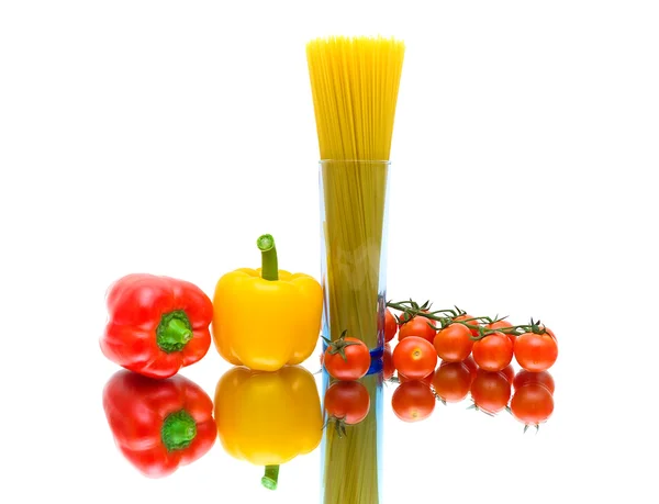 Paprika, spaghetti dan tomat di latar belakang putih. horizon onta — Stok Foto
