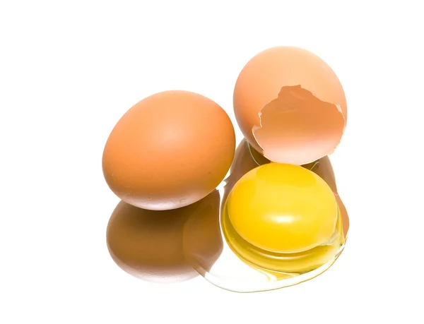Ovos de galinha em um fundo branco close-up — Fotografia de Stock