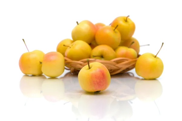 Manzanas maduras sobre un fondo blanco con reflejo —  Fotos de Stock