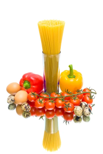 Nudeln, frisches Gemüse und Eier isoliert auf weißem Hintergrund — Stockfoto