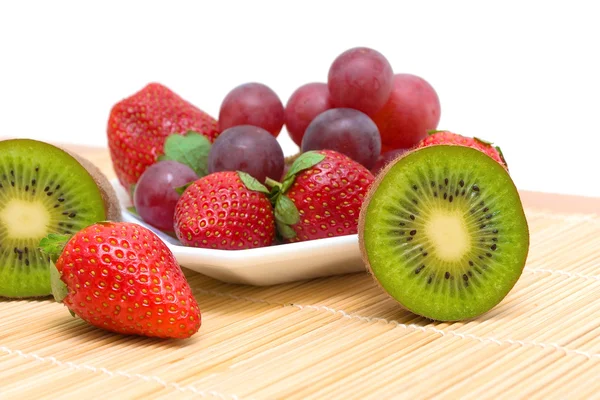 Saftigt mogna bär och frukt - kiwi, jordgubbar och vindruvor. — Stockfoto