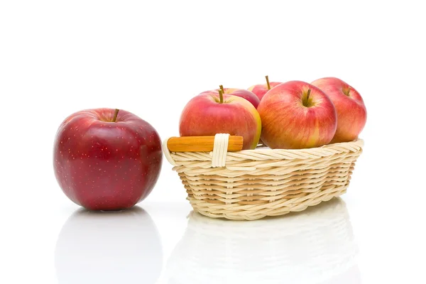 Спелые яблоки на белом фоне — стоковое фото