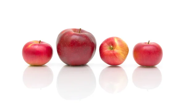 Beyaz zemin üzerinde dört kırmızı elmalar — Stok fotoğraf