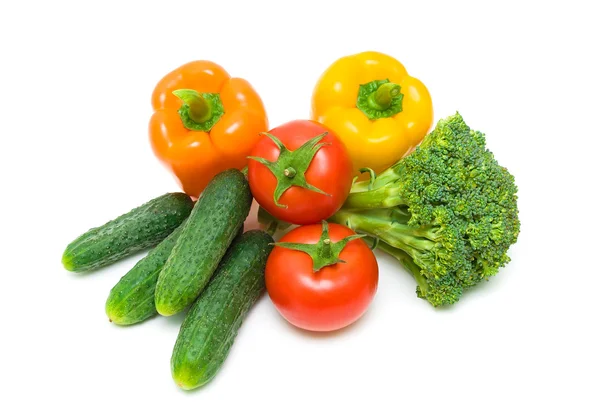 Brócolos e outros produtos hortícolas isolados sobre fundo branco — Fotografia de Stock