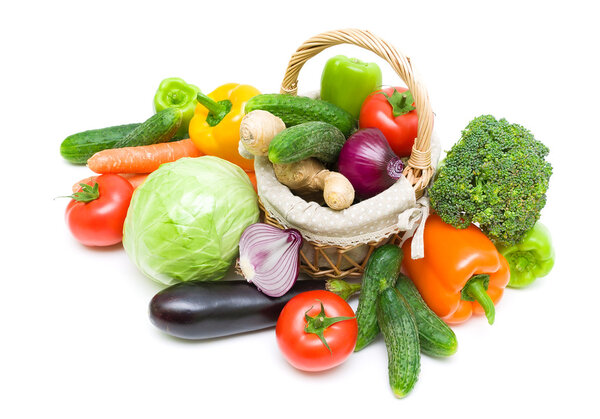Корзина с овощами на белом фоне
