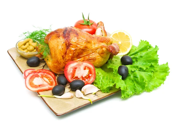 Frango grelhado e verduras em uma chapa em um fundo branco — Fotografia de Stock