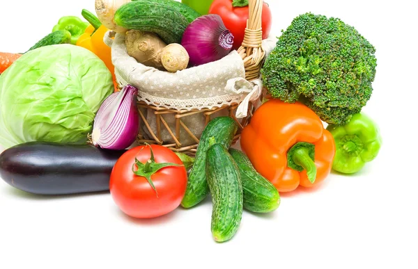 Koszyk z warzywami na białe tło zbliżenie — Zdjęcie stockowe