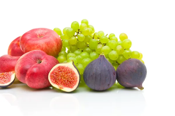 Färsk frukt på en vit bakgrund närbild — Stockfoto
