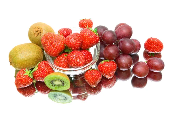 Bayas maduras y frutas sobre un fondo blanco con reflexión —  Fotos de Stock