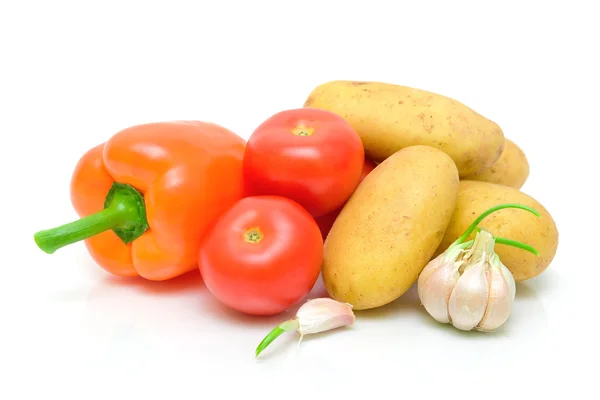 Patatas, pimientos, tomates y ajo sobre un fondo blanco — Foto de Stock