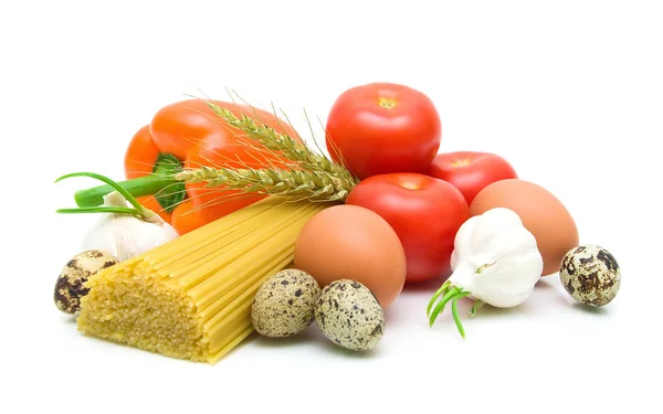 Grönsaker, spaghetti, ägg på en vit bakgrund — Stockfoto