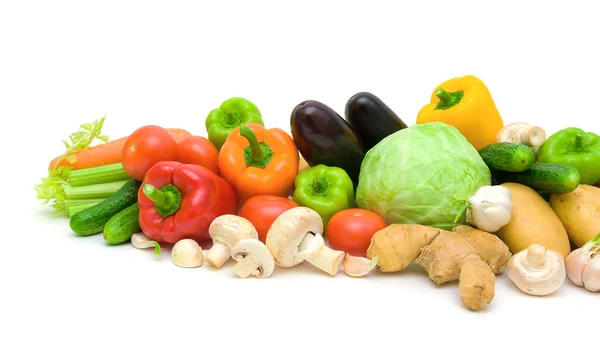 Naturaleza muerta. verduras frescas sobre un fondo blanco . — Foto de Stock