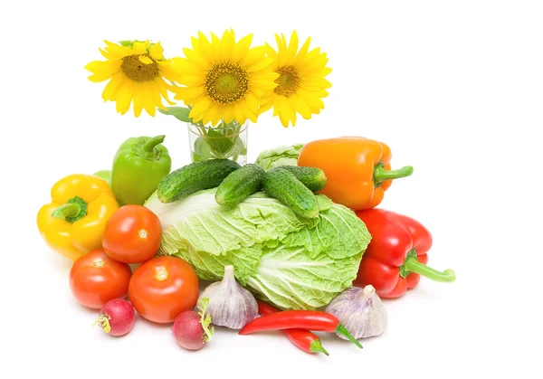 Strauß Sonnenblumen und Gemüse. Horizontales Foto. — Stockfoto