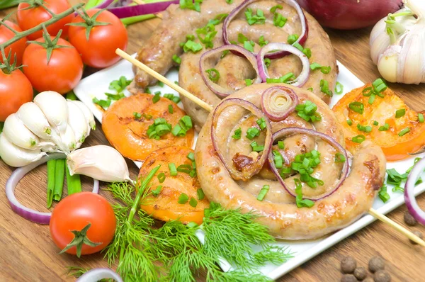 Salsichas grelhadas e legumes close-up. foto horizontal . — Fotografia de Stock