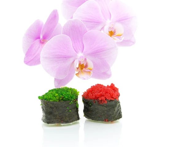 Anggrek dan sushi dengan kaviar terisolasi pada latar belakang putih — Stok Foto