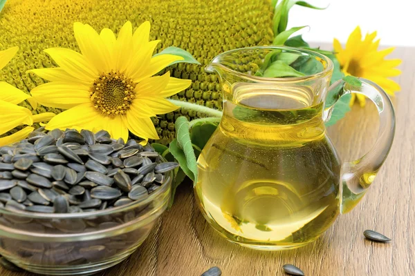 Sunflower oil and sunflower flowers close-up — Stock Photo, Image