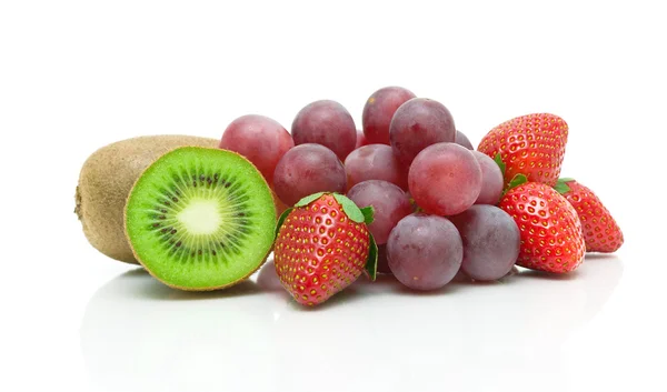 Kiwi, aardbeien en druiven op een witte achtergrond — Stockfoto