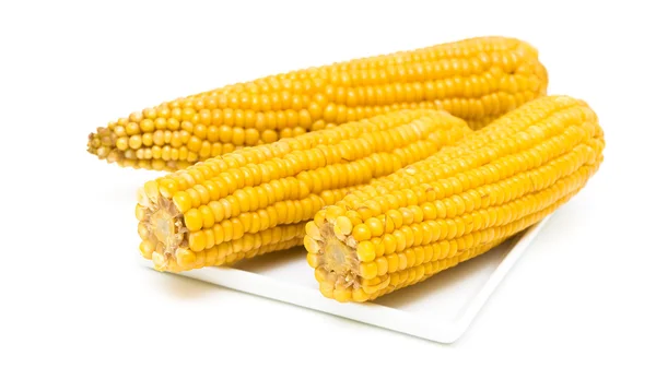 Вареная кукуруза изолированы на белом фоне — стоковое фото