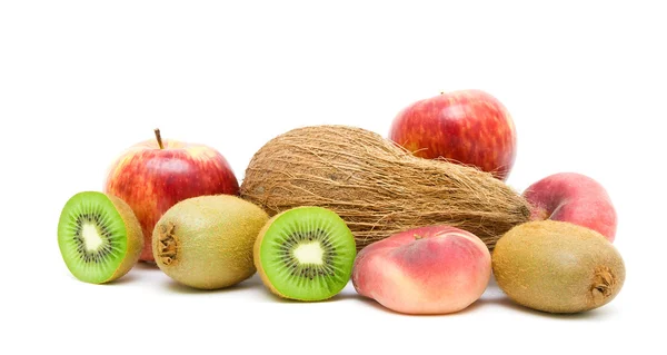 Kokosnoot en fruit geïsoleerd op witte achtergrond — Stockfoto