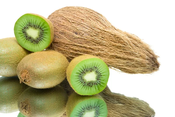 Zralé kiwi ovocem a kokosovým detailní záběr na bílém pozadí — Stock fotografie
