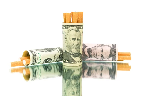 Sigaretten en geld. witte achtergrond - horizontale foto. — Stockfoto