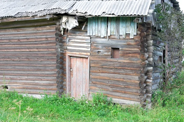 Starý dřevěný dům. fragment. — Stock fotografie