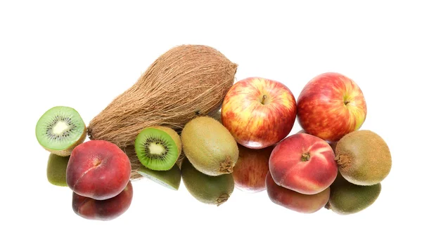 Kokos a čerstvé ovoce na bílém pozadí - pohled shora — Stock fotografie
