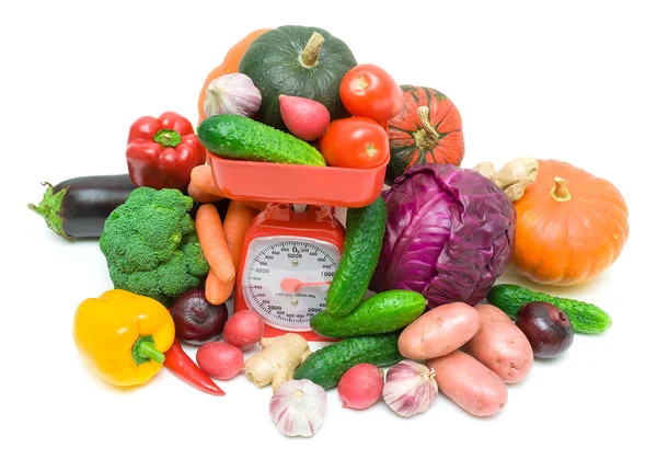 Čerstvá zelenina a kuchyňské váhy izolovaných na bílém pozadí — Stock fotografie