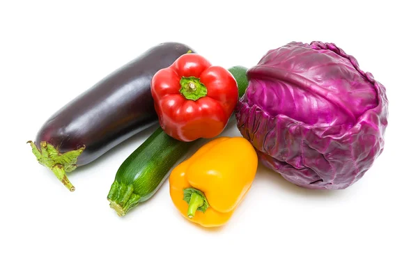 Kohl, Paprika, Auberginen und Zucchini isoliert auf weißem Rücken — Stockfoto