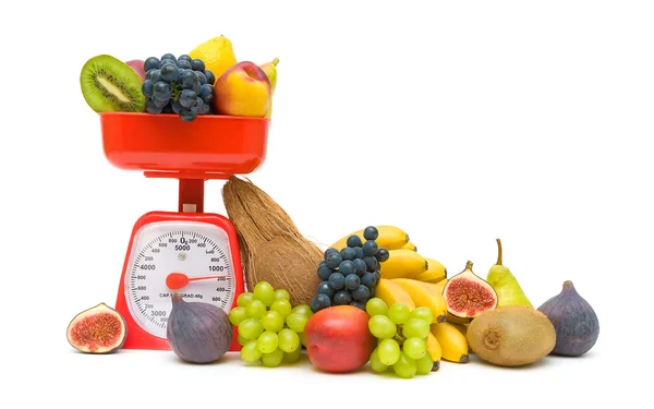 Vers fruit en keuken schalen geïsoleerd op witte achtergrond — Stockfoto