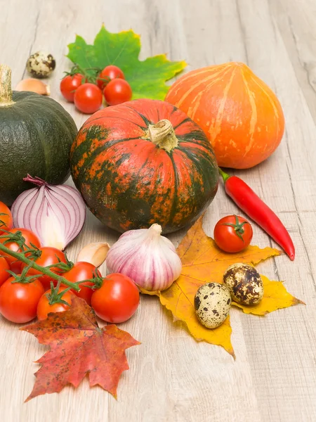 Ripe vegetables, eggs and leaves on wooden board — Stock Photo, Image