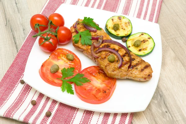 Grillat kött med grönsaker på en tallrik. horisontella Foto. — Stockfoto