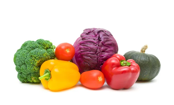 Tomates, pimientos, brócoli, calabaza y col roja aislados en — Foto de Stock