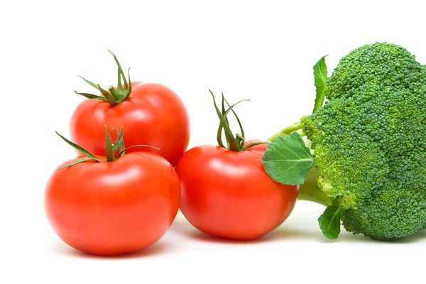 Reife Tomaten und Brokkoli aus nächster Nähe. weißer Hintergrund. — Stockfoto