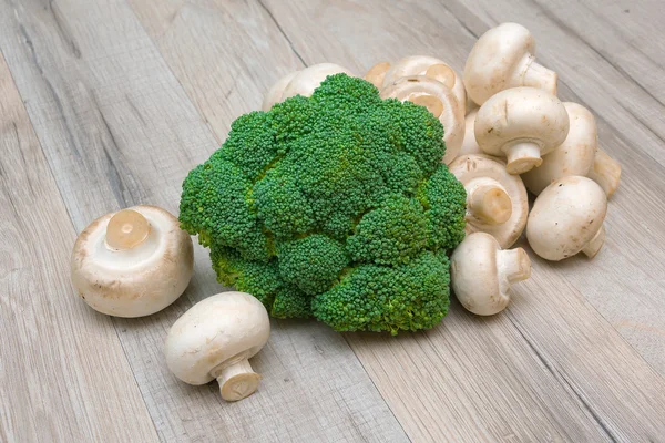 Broccoli e un mazzo di funghi da vicino — Foto Stock