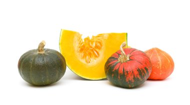 Olgun balkabağı beyaz zemin üzerinde. Yatay fotoğraf.