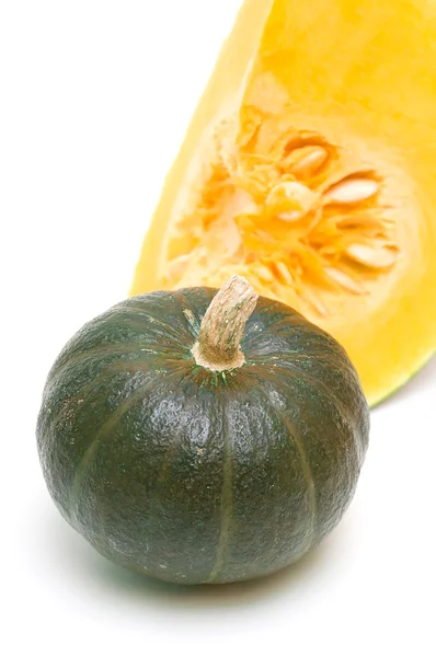 Zucca verde primo piano su sfondo bianco — Foto Stock