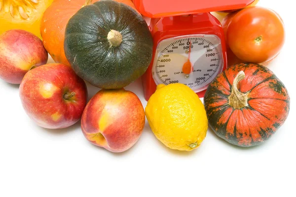 Vegetables, fruits and kitchen scales close-up. white background — Stock Photo, Image