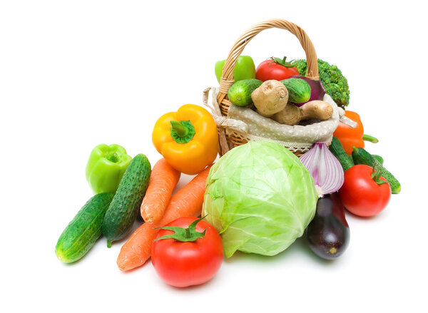 Свежие овощи изолированы на белом фоне. горизонтальный фот
