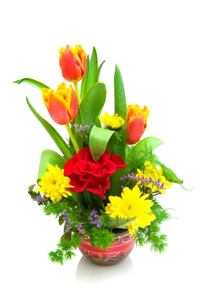 Bouquet de fleurs dans un pot en bois isolé sur fond blanc — Photo