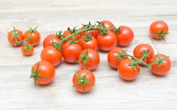 Tomates cereja maduros closeup em tábua de madeira — Fotografia de Stock